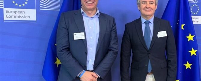 Javier Puente, junto al senador por Valencia Rubén Moreno, en Bruselas